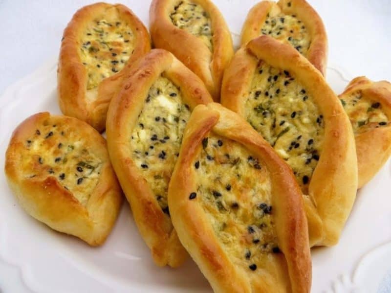 Расстегаи с сыром: горяченькие расстегаи с кунжутом как в детстве 4 Расстегаи с сыром: горяченькие расстегаи с кунжутом как в детстве