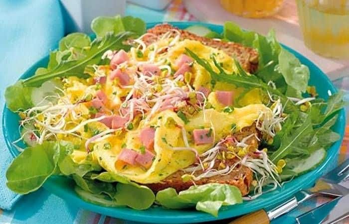 Пышный омлет: с хорошим салатом и ветчиной 5 Пышный омлет