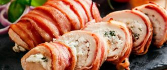 Рулет из куриной грудки с винным соусом 1