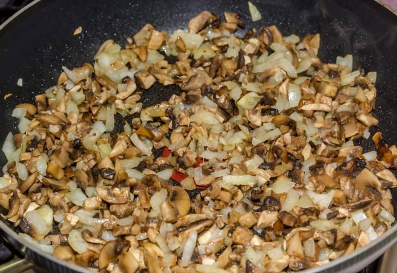 Кабачковый рулет с грибами: нереально нежный, сочный и вкусный 8 Кабачковый рулет с грибами: нереально нежный, сочный и вкусный