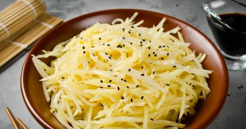 Жареная картошка по-корейски: такая вкусняшка съедается мгновенно! 7 Жареная картошка по-корейски: такая вкусняшка съедается мгновенно!