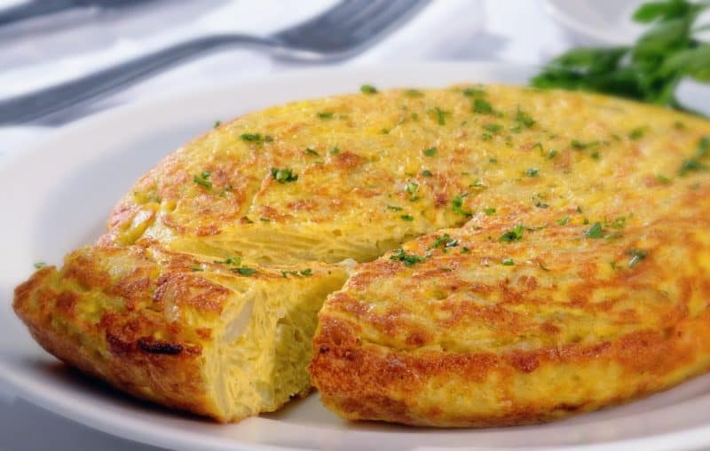 Омлет с cыром и картошкой: вкуснейший завтрак из простых продуктов 7 Омлет с cыром и картошкой: вкуснейший завтрак из простых продуктов
