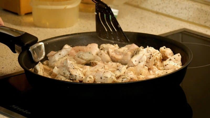 Курица в чесночной подливе: мягкое сочное мясо для семейного ужина 6 Курица в чесночной подливе