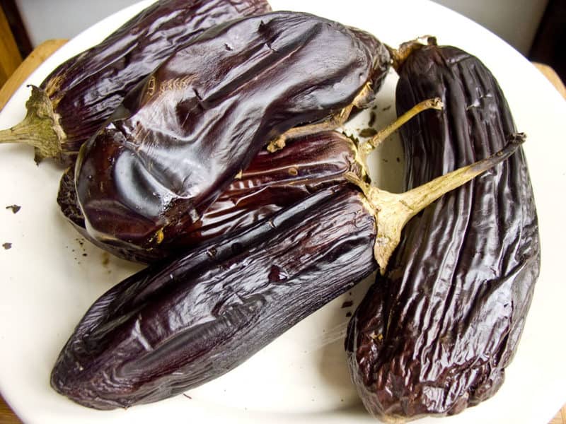 Печеные баклажаны: очень вкусная ближневосточная закуска Хацилим 6 Печеные баклажаны: очень вкусная ближневосточная закуска Хацилим