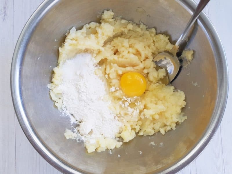Картофельные лепешки с сыром: соусом покорят многих 8 Картофельные лепешки с сыром