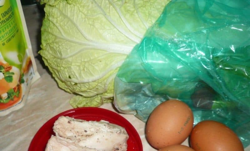 Салат из яичных блинчиков и пекинской капусты: быстрый и вкусный 6 Салат из яичных блинчиков и пекинской капусты