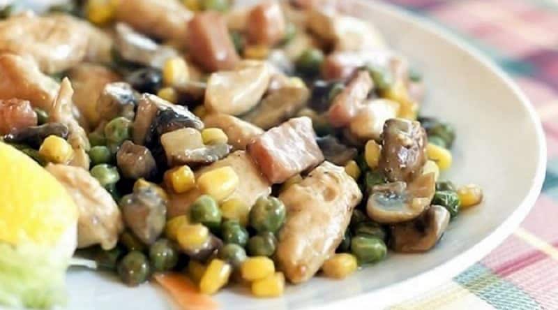 Салат с курицей и грибами: подходит как на праздники, так и в будни 9 Салат с курицей и грибами: подходит как на праздники, так и в будни