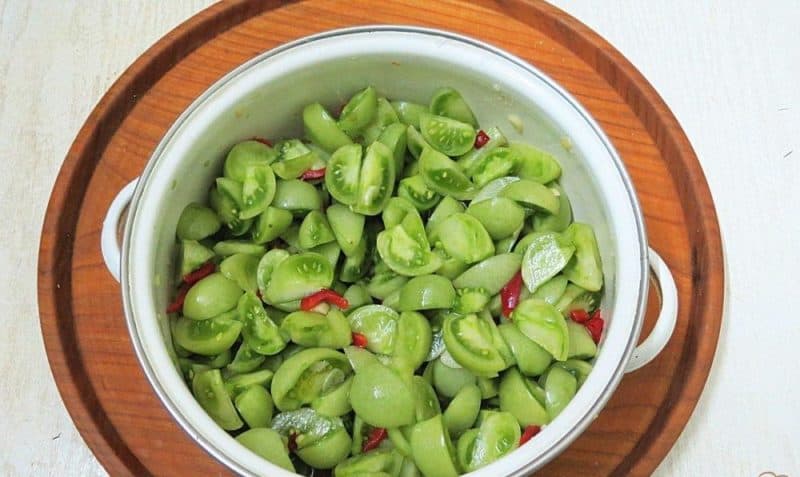 Закуска из зеленых помидор и чеснока: острая очень вкусная 8 Закуска из зеленых помидор и чеснока: острая очень вкусная
