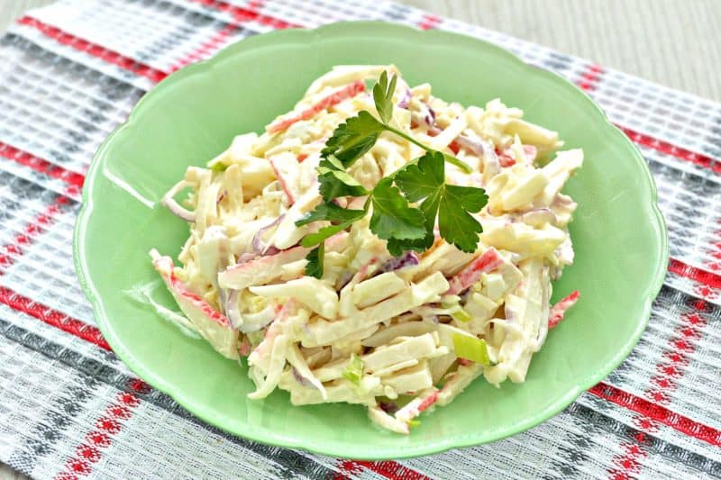 Салат с крабовыми палочками и сыром