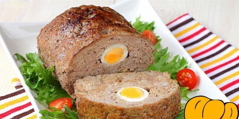 Мясной рулет с яйцом в духовке