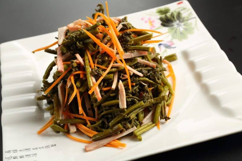 Салат из папоротника: вкусный деликатес из дикорастущего растения 8 Салат из папоротника