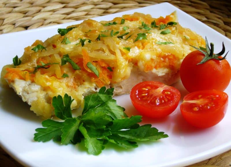 Минтай с овощами в духовке