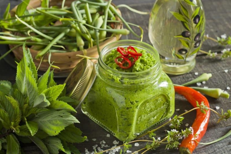 Паста из чесночных стрелок: вкусная и полезная приправа к мясным блюдам 7 Паста из чесночных стрелок