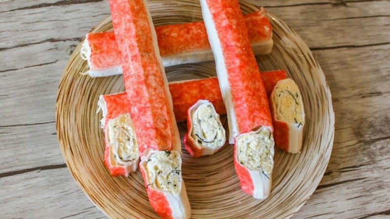 Рулеты крабовые палочки с сыром и яйцом: невероятно аппетитные и оригинальные рулетики 5 Рулеты крабовые палочки с сыром и яйцом