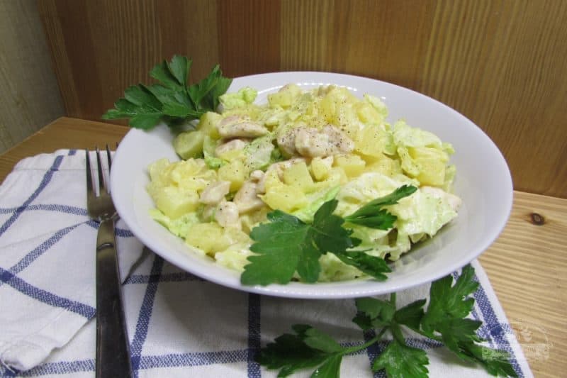 Салат с курицей ананасом и сыром