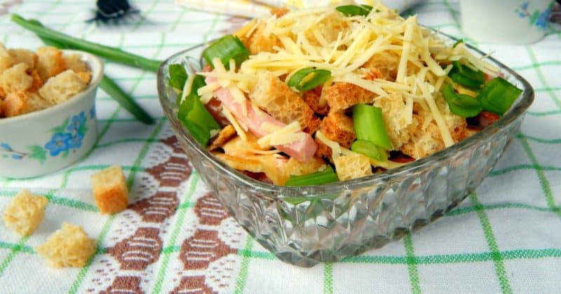 Салат с сухариками и копчёной колбасой