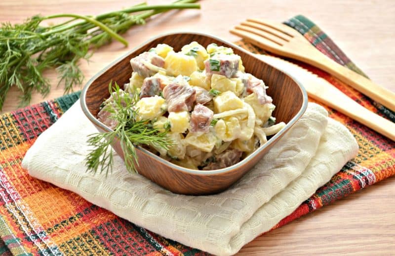 Салат с яблоками и сыром