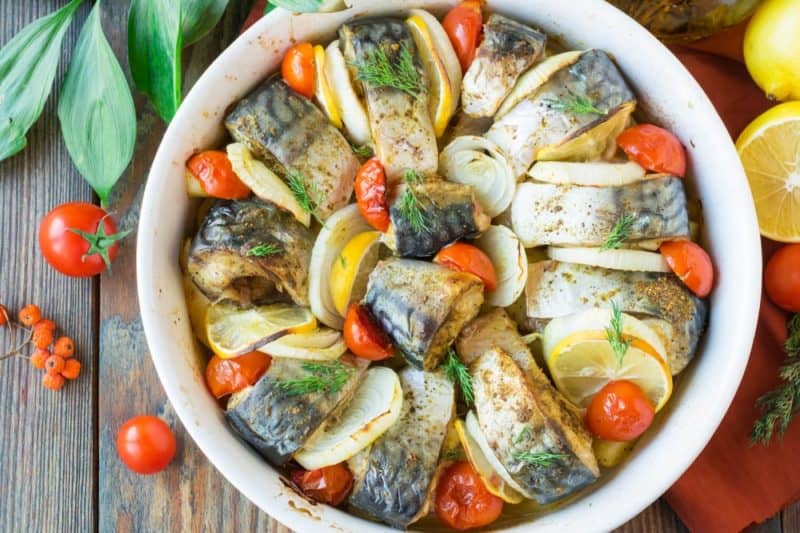 Скумбрия запеченная с овощами