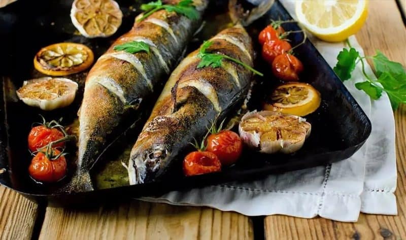 Скумбрия запеченная с овощами