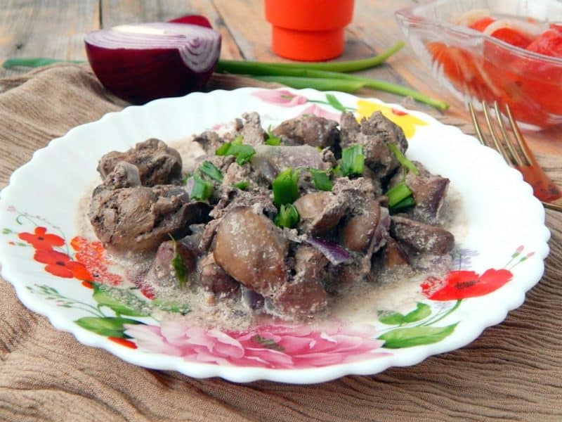 Куриные сердечки в сметане