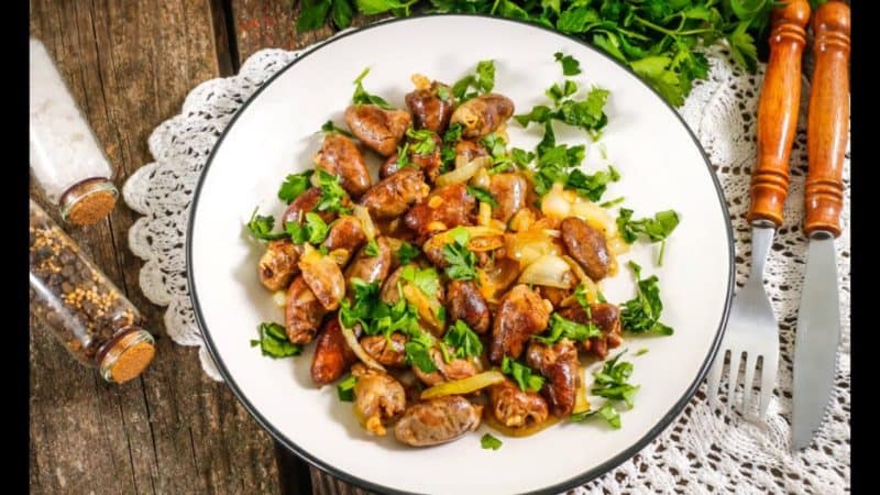 Куриные сердечки с луком