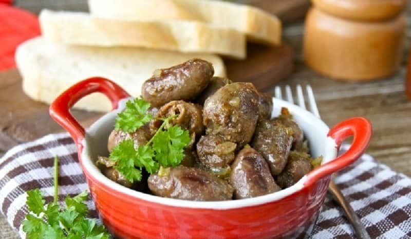 Куриные сердечки с луком