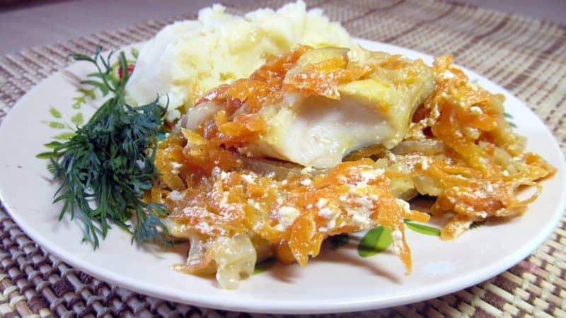 Минтай тушеный с морковью