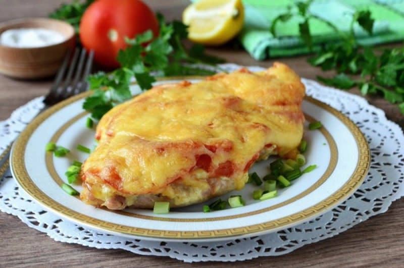 Отбивные с помидором и сыром