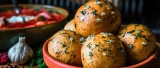 Пампушки с чесноком: потрясающе вкусная выпечка с чесночным соусом 9