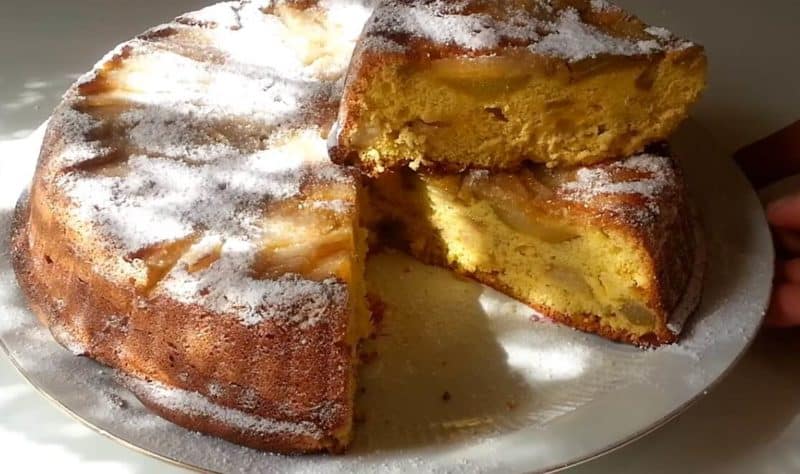Шарлотка с грушей в духовке