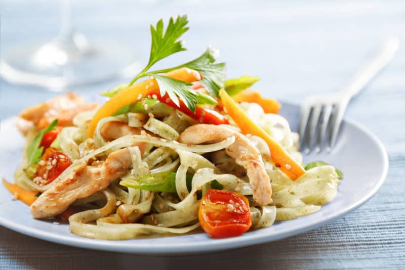 Домашняя лапша с курицей и овощами: вкусное, сытное и питательное домашнее блюдо 6 Домашняя лапша с курицей и овощами