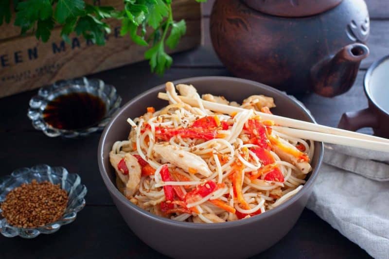 Рисовая лапша с курицей: вкусная рисовая лапша с куриным филе и овощами 7 Рисовая лапша с курицей