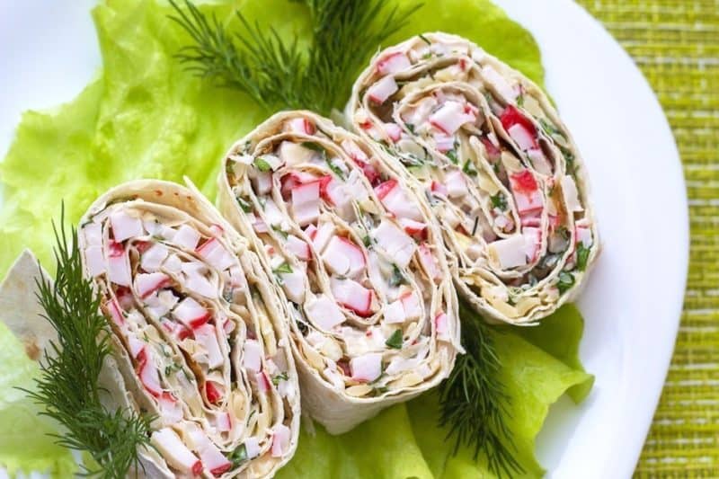 Рулет с крабовыми палочками сыром и яйцом: простая и вкусная закуска на стол 6 Рулет с крабовыми палочками сыром и яйцом