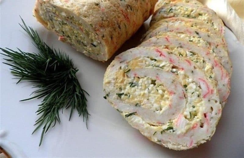 Рулет с крабовыми палочками сыром и яйцом: простая и вкусная закуска на стол 7 Рулет с крабовыми палочками сыром и яйцом