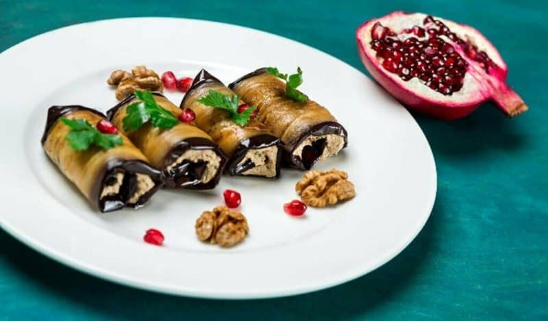 Рулетики из баклажанов с орехами