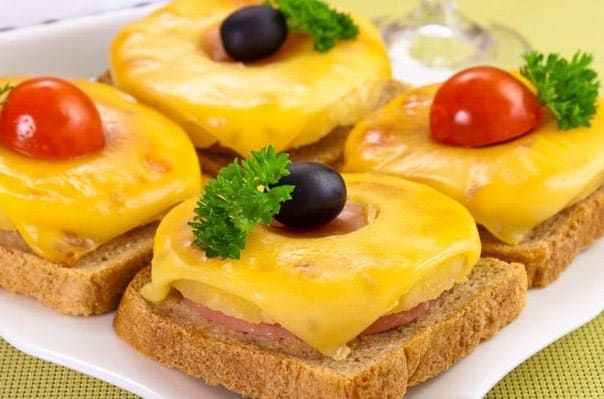 Бутерброды с ананасом: полезная закуска для всей семьи 7 Бутерброды с ананасом