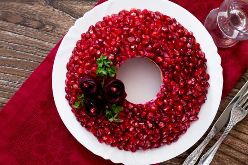 Салат гранатовый браслет с курицей