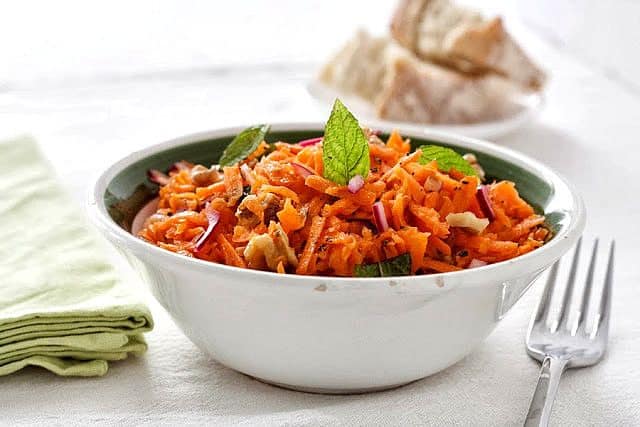 Салат из моркови с грецкими орехами: крайне полезный рецепт лёгкого овощного салата
