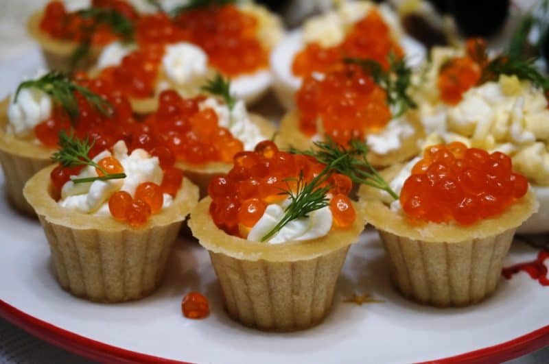 Тарталетки с сыром и икрой