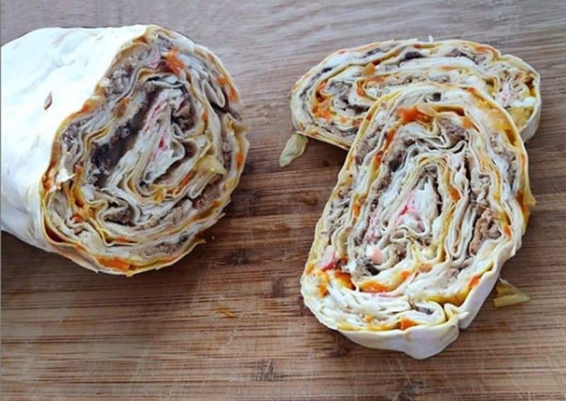 Крабовый рулет из лаваша: оригинальная нарядная закусочка 8 Крабовый рулет из лаваша