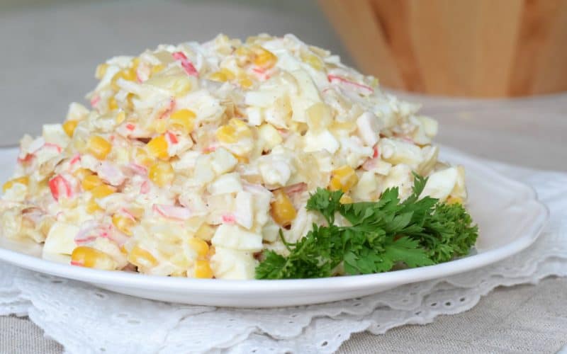 Крабовый салат с кукурузой: яркий, сочный, всеми любимый салат 5 Крабовый салат с кукурузой