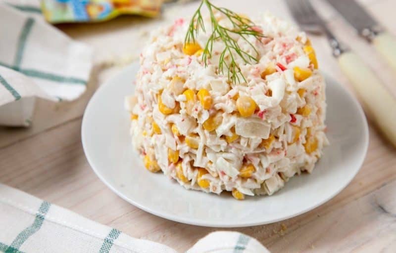 Крабовый салат с кукурузой: яркий, сочный, всеми любимый салат 6 Крабовый салат с кукурузой