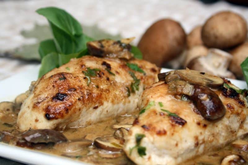 Курица в сливках: нежное куриное мясо с грибами в сливочном соусе с травами 7 Курица в сливках