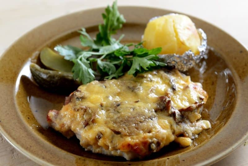 Отбивная с грибами и сыром: нежное мясо и румяная сырная корочка 5 Отбивная с грибами и сыром