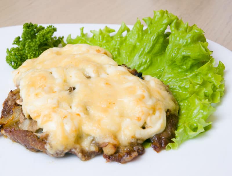 Отбивная с грибами и сыром: нежное мясо и румяная сырная корочка 6 Отбивная с грибами и сыром