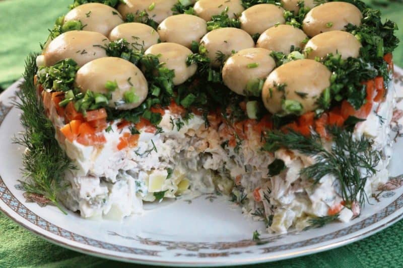 Салат Грибная поляна: праздничный слоёный салат с маринованными шампиньонами 1