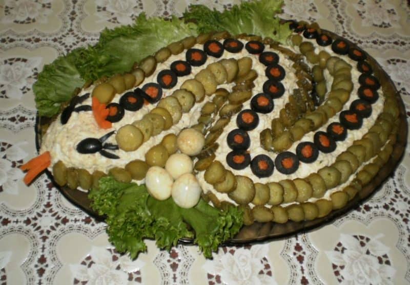 Салат Змейка: гармоничное сочетание курицы и ананаса 7 Салат Змейка
