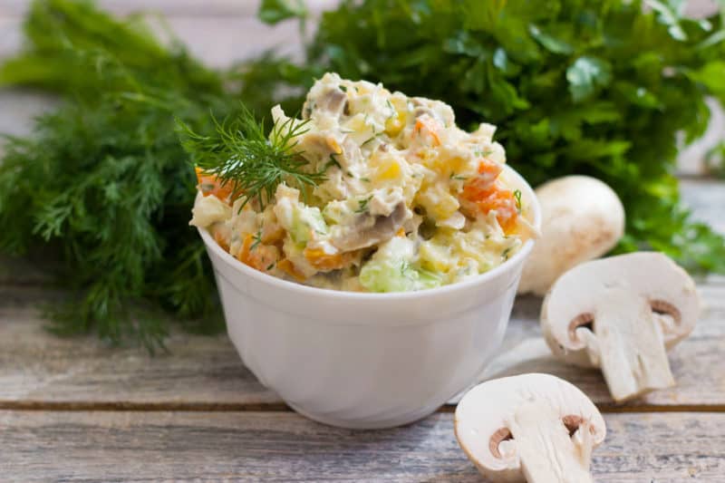 Салат с жареными грибами: слоёный разноцветный салат с потрясающим вкусом 6 Салат с жареными грибами