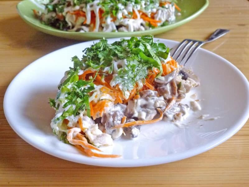Салат с жареными грибами: слоёный разноцветный салат с потрясающим вкусом 9 Салат с жареными грибами