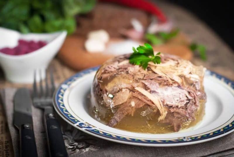 Холодец из говяжьих ножек: вкусных холодец на праздничный стол 5 Холодец из говяжьих ножек